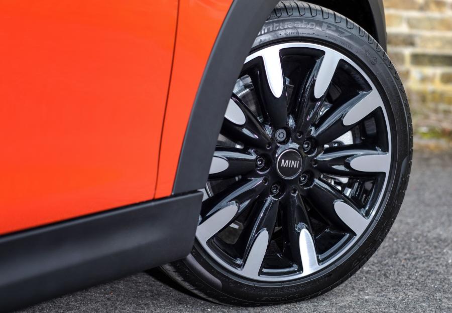 Колеса Mini Cooper S (F56) 2018 года  (UK) (фото 9 из 15)